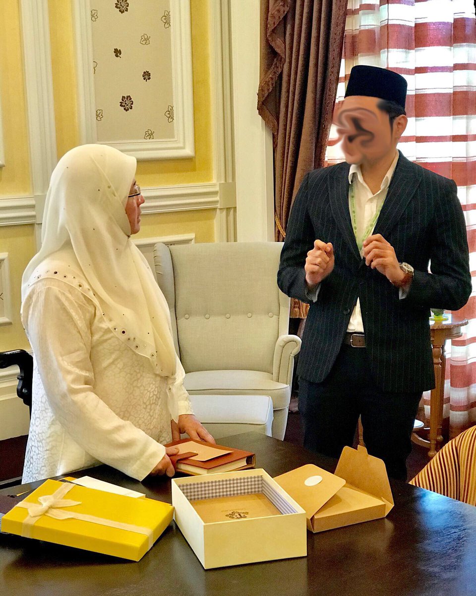 itsteme's tweet image. Lama dah aku tak rasa nervous macam ni. Sampai jadi blank. First time aku jadi tak banyak mulut. 

#DaulatTuanku #AgongKita