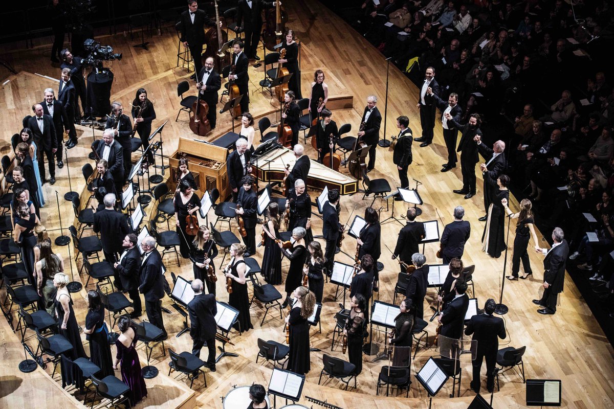 lesartsflo's tweet photo. #ArtsFlo40 🎉📍14
Retour sur le concert 40 ans dans la grande salle Pierre Boulez de la @philharmonie qui a emmené le public dans une magnifique Odyssée baroque avec le chœur et l'orchestre en grande formation dirigé par William Christie et Paul Agnew
🎥 https://t.co/KNClPQpGxa https://t.co/nxoGgOujbn