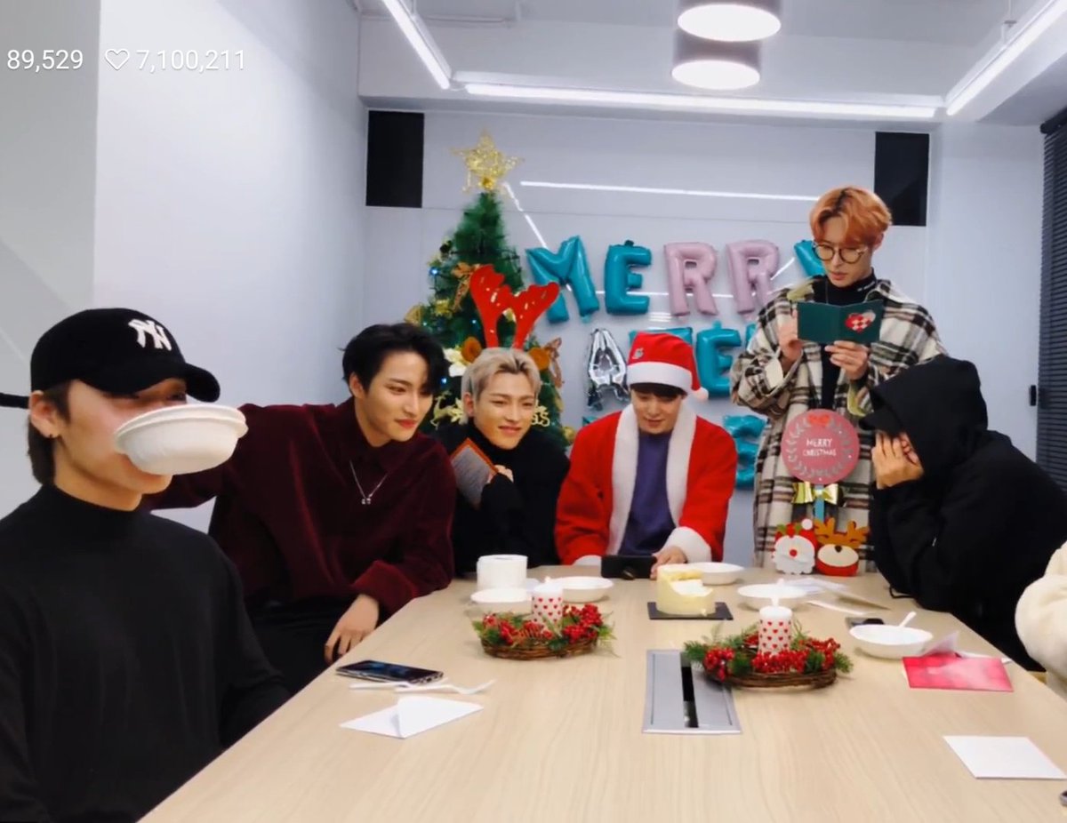 nootnoot9_6's tweet photo. today's vlive was so wholesome. they talked about yeo being sulky cause of woosan and then yunho said he had shit on san too cause he always looks for woo and then jongho demanding love from woo. and mingi confessing to woo. EVERYONE IS IN LOVE WITH WOO. WTF
#ATEEZ #에이티즈 https://t.co/yHvGnpTreP
