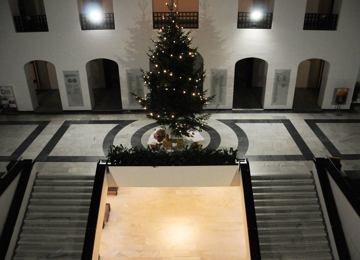 Universitat Wurzburg Jmuw Wir Wunschen Allen Frohliche Weihnachten Schone Feiertage Und Einen Guten Start Ins Neue Jahr Danke Fur Eure Aufmerksamkeit Eure Kommentare Und Eure Fragen Sind Wir