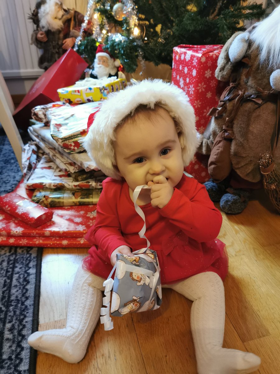 DeluxeSWEDEN's tweet photo. Merry Christmas from me @p3nguwin &amp; Isabella &amp; Ayce💕🥰💕🥰 https://t.co/3h02iRxZPj