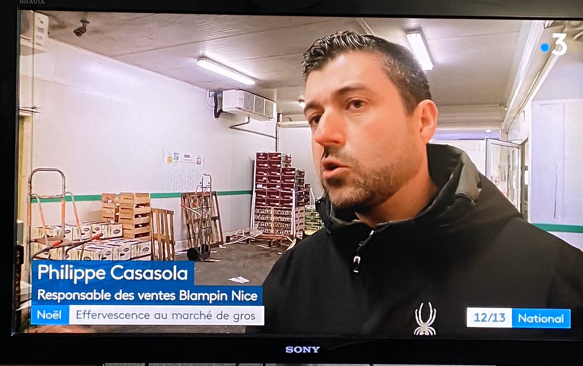 blampinfruits's tweet photo. Merci @France3tv pour ce très beau reportage sur le @Marchesdegros de Nice ! Les @FruitsLegumesFR seront aussi sur les tables festives ! 🤶🎄🎉🎁 https://t.co/KEwNIiU0Gx