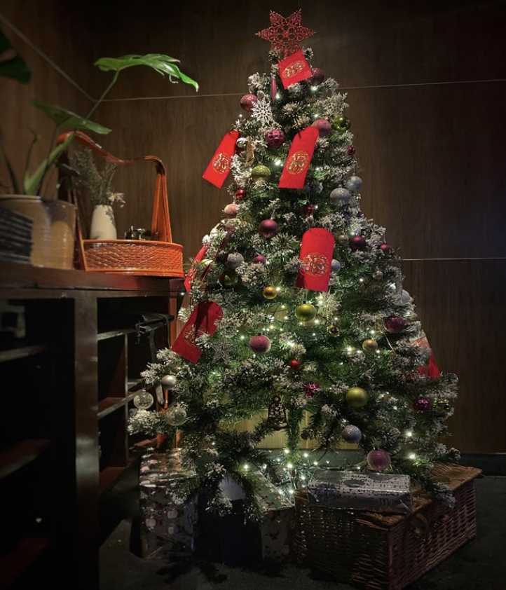 ShikumenUK's tweet photo. Merry Christmas from everyone at Shikumen Shepherd's Bush! Shikumen will close at 4pm today. See you on Boxing day around #Westfield, Shikumen has prepared to serve you the whole day for the manic shopping time! #Christmaseve #Shepherdsbush #Chinesefoodldn #Westlondon https://t.co/Bk9tYLI9Mp