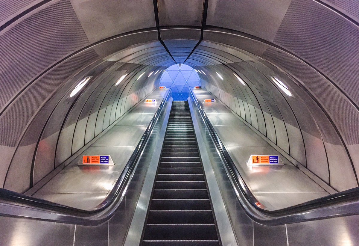 MrTimDunn's tweet photo. #EmptyUnderground Southwark Xmas Eve https://t.co/kBUb8orUZa