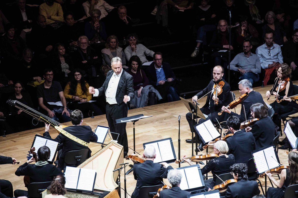 lesartsflo's tweet photo. #ArtsFlo40 🎉📍15
Retour sur le concert 40 ans dans la grande salle Pierre Boulez de la @philharmonie qui a emmené le public dans une magnifique Odyssée baroque dirigée à quatre mains par William Christie et Paul Agnew, codirecteurs de l'Ensemble.
🎥 https://t.co/KNClPQHhVK https://t.co/99UoSK4gq9