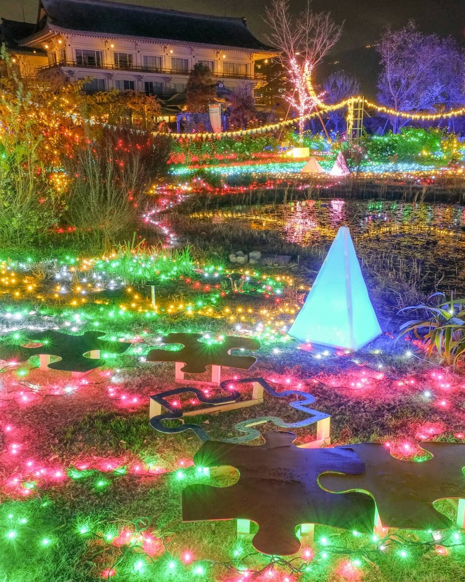 クリスマスイブに輝く幻想的な光の世界。 ： photo by