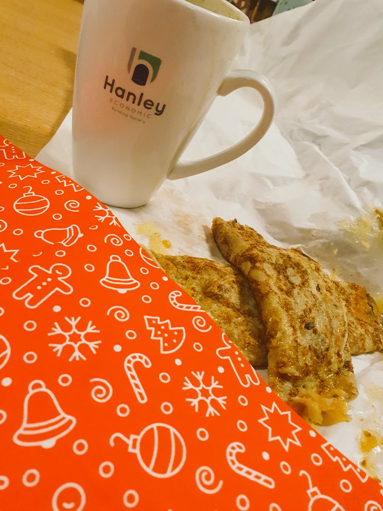 🥳🎁🎄Had a break from work social media recently, but I wanted to wish everyone a very Merry Christmas! Xmas eve in work isn't too bad with oatcakes delivered to the desk... 🎄🎁🥳