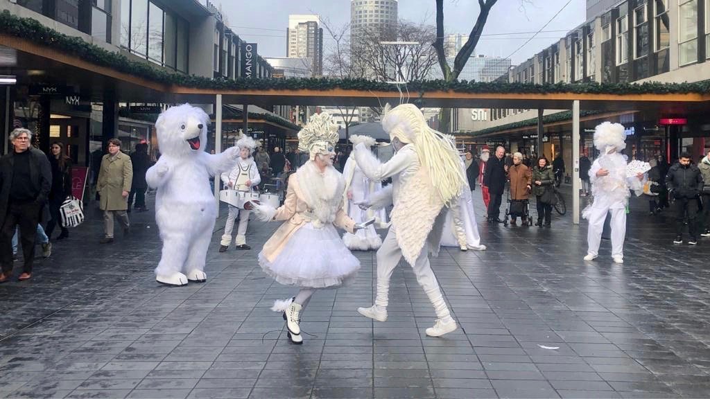 Ook zo'n zin in een witte kerst? De White Xmas Parade kleurt de Lijnbaan vanmiddag feestelijk wit! 🌟❄️ #lijnbaanrotterdam #rotterdam #whitexmasparade #feestdagen #shoppen