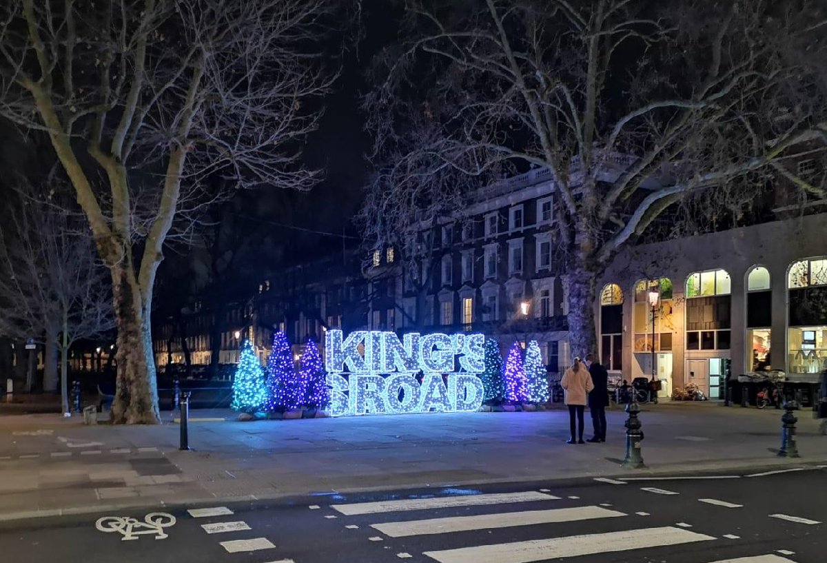 'It's Beginning to Look a Lot Like Christmas' The Kings Road looking particularly festive and fabulous! #Chelseasw3 #kingsroad #christmaseve #santascoming