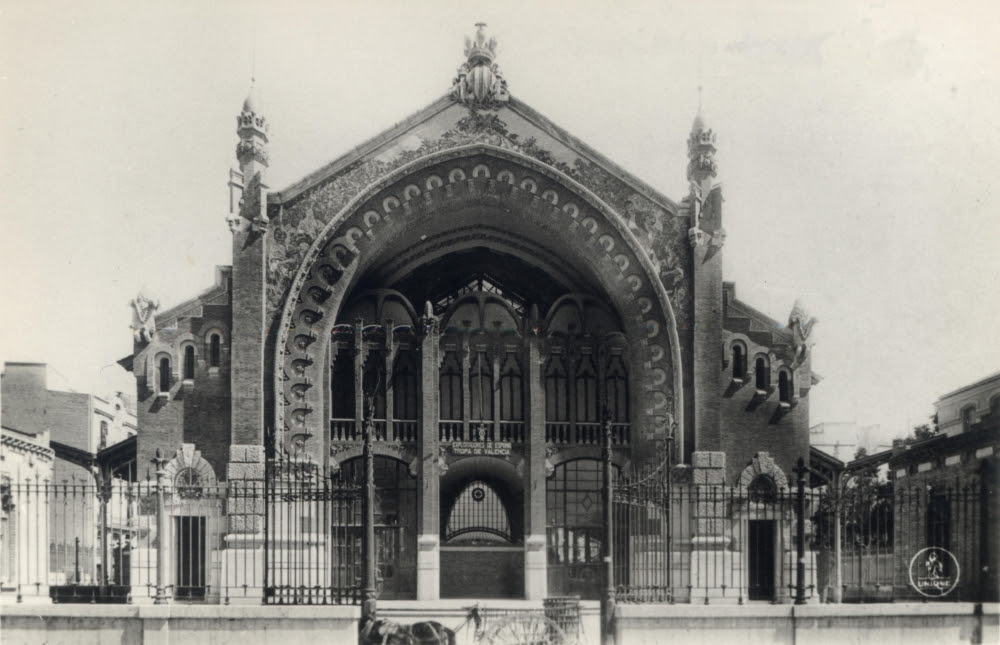 Love Valencia (@love_valencia) on Twitter photo .<a href="/MercadoColonVLC/">Mercado Colón</a>, uno de los edificios más singulares de València, cumple hoy 103 años. 🙌🥳
Fue construido en 1916 para responder a la necesidad de contar con un mercado fijo en el Ensanche y hoy en día continúa siendo un referente de la gastronomía y los productos de calidad. .<a href="/MercadoColonVLC/">Mercado Colón</a>, uno de los edificios más singulares de València, cumple hoy 103 años. 🙌🥳
Fue construido en 1916 para responder a la necesidad de contar con un mercado fijo en el Ensanche y hoy en día continúa siendo un referente de la gastronomía y los productos de calidad.