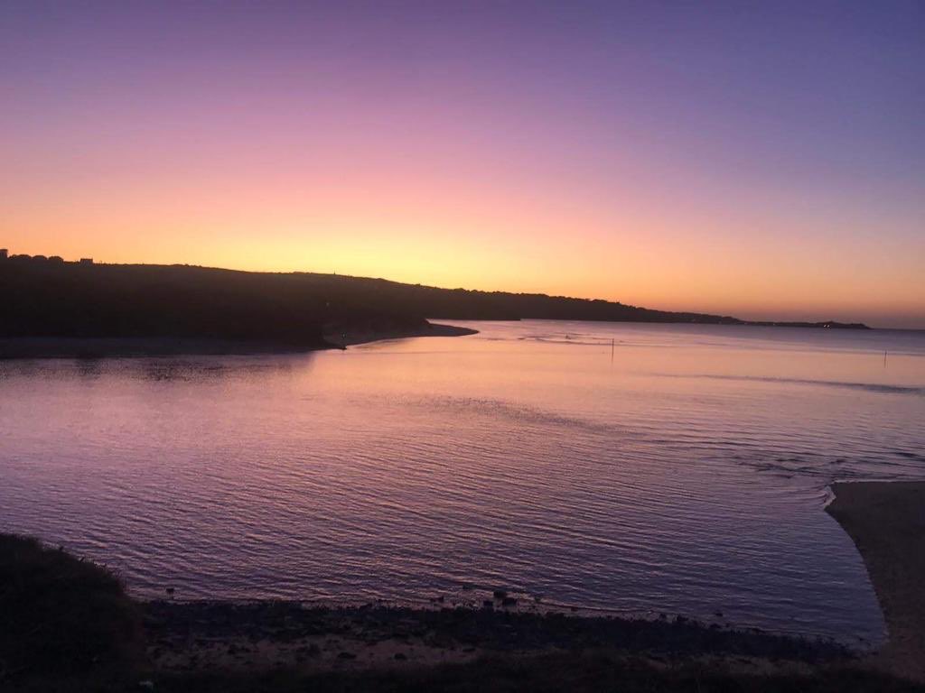 CornwallPure's tweet photo. Happy Christmas From Cornwall! 🎁🥂🍷🌟
https://t.co/NC57getfko
#purecornwall #cornwall #holiday #hols #christmas #december #festive #sunset #lovecornwall #swisbest https://t.co/CCdybx4bp5