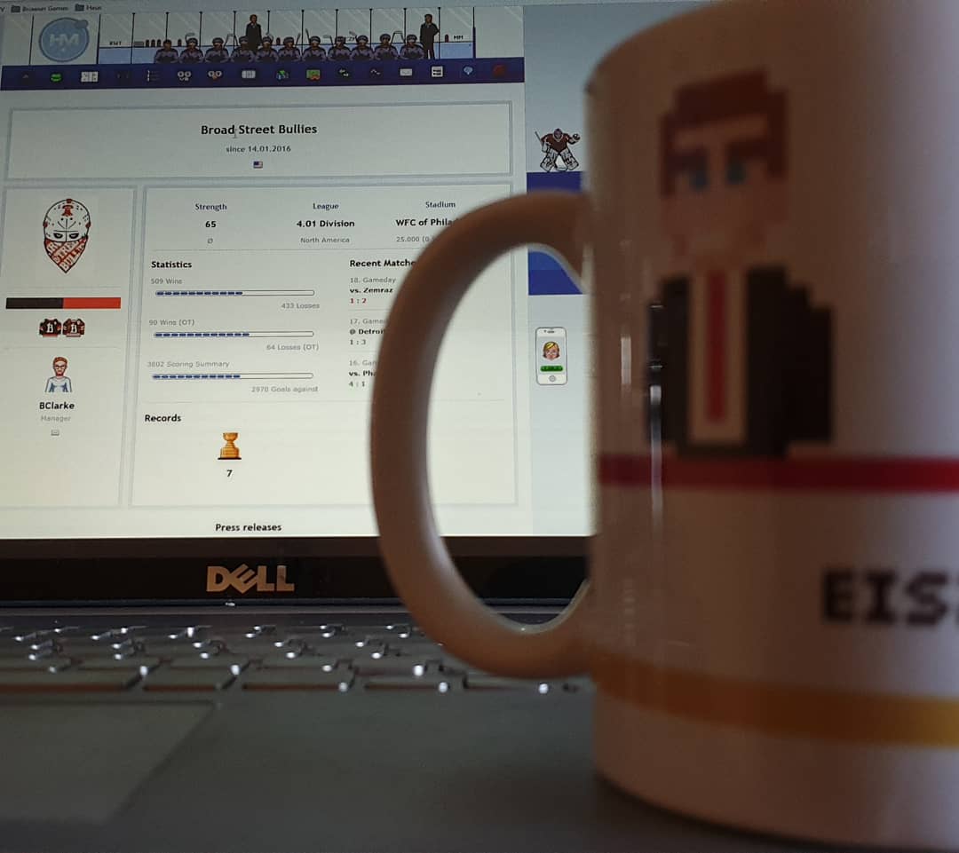 DeliriumJoker's tweet photo. Die #Managertasse zum #Managerspiel #eiszeitmanager #ezmtalk #BulliesOnline
Nun startet der Teamcheck gleich noch besser - mit #kaffee aus der GM - Tasse https://t.co/i9MPmJJZD0