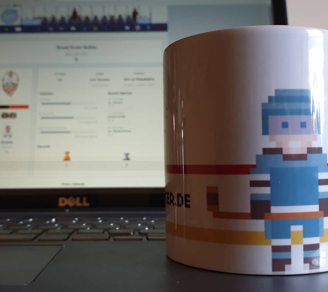 DeliriumJoker's tweet photo. Die #Managertasse zum #Managerspiel #eiszeitmanager #ezmtalk #BulliesOnline
Nun startet der Teamcheck gleich noch besser - mit #kaffee aus der GM - Tasse https://t.co/i9MPmJJZD0