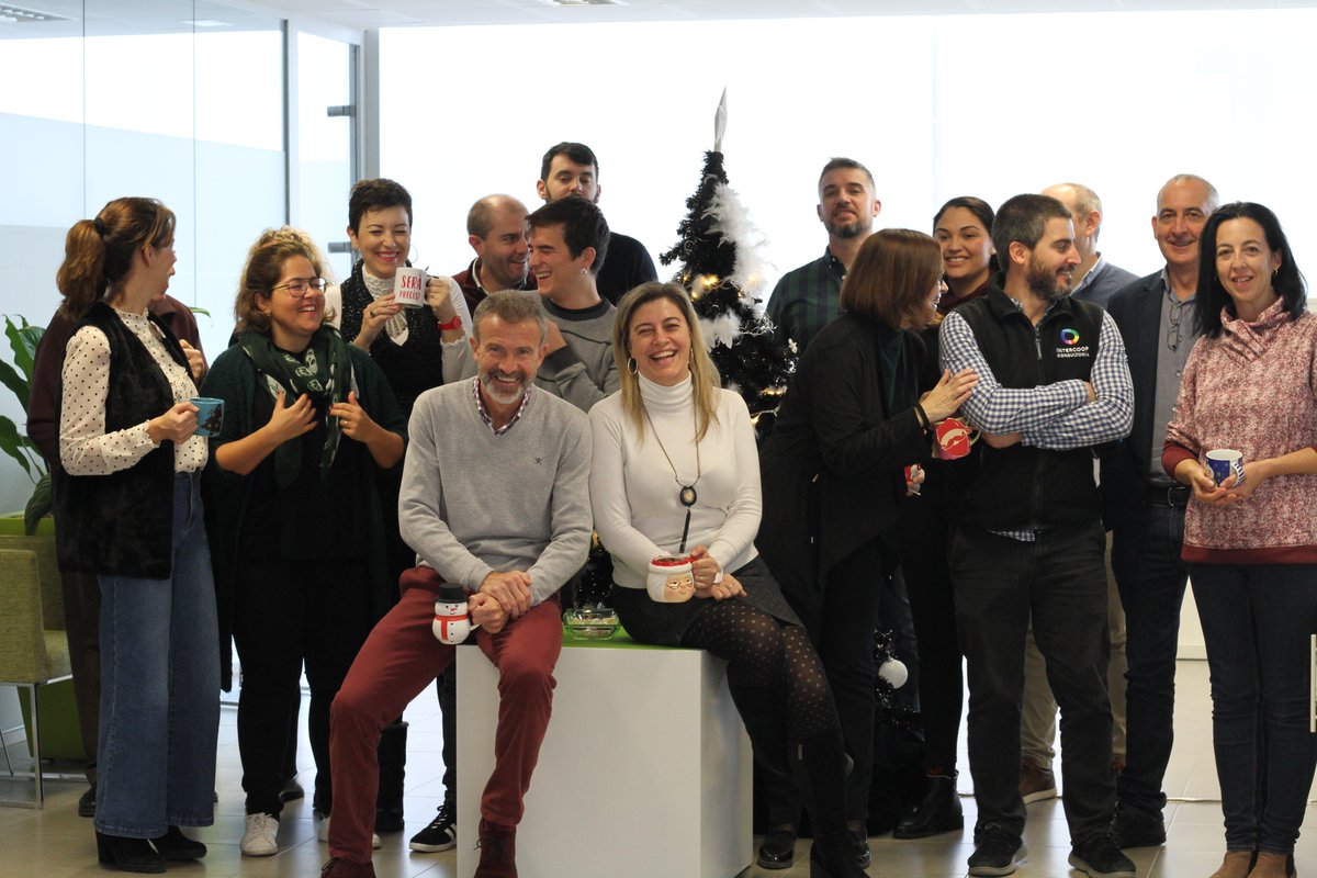 IntercoopCons's tweet photo. Como todos los años nos hemos puesto manos a la obra para conseguir la taza más navideña para la chocolatada de Intercoop Consultoría, este año las tazas tienen todo el espíritu navideño, ¡las tenemos todas!👏☕️🤶🎅🎄 https://t.co/8EXntXRrXw
