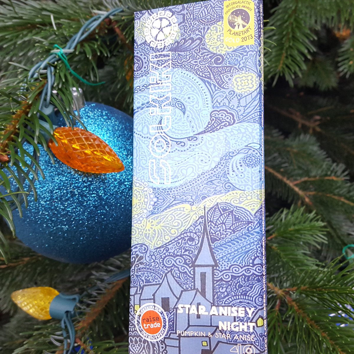 VictoriaCRandom's tweet photo. #solkikichocolate @SolkikiChocolat
Star Anisey Night 40% #madagascan #cocoabutter #pumpkinseeds &amp; #staranise #veganwhitechocolate
Nose and tastes of marzipan, anise and pumpkin. 
#microbatchchocolate #beantobar #craftchocolate #madagascar #dessert #madeintheuk #solkiki https://t.co/hS28m6lXLb
