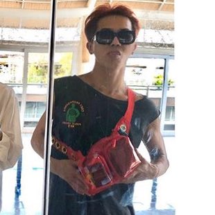 onimongg's tweet photo. What kind of wildest dream is this??? Mino wearing a bag from local brand from Bandung, called Niion OMG https://t.co/k0mOib2NVg