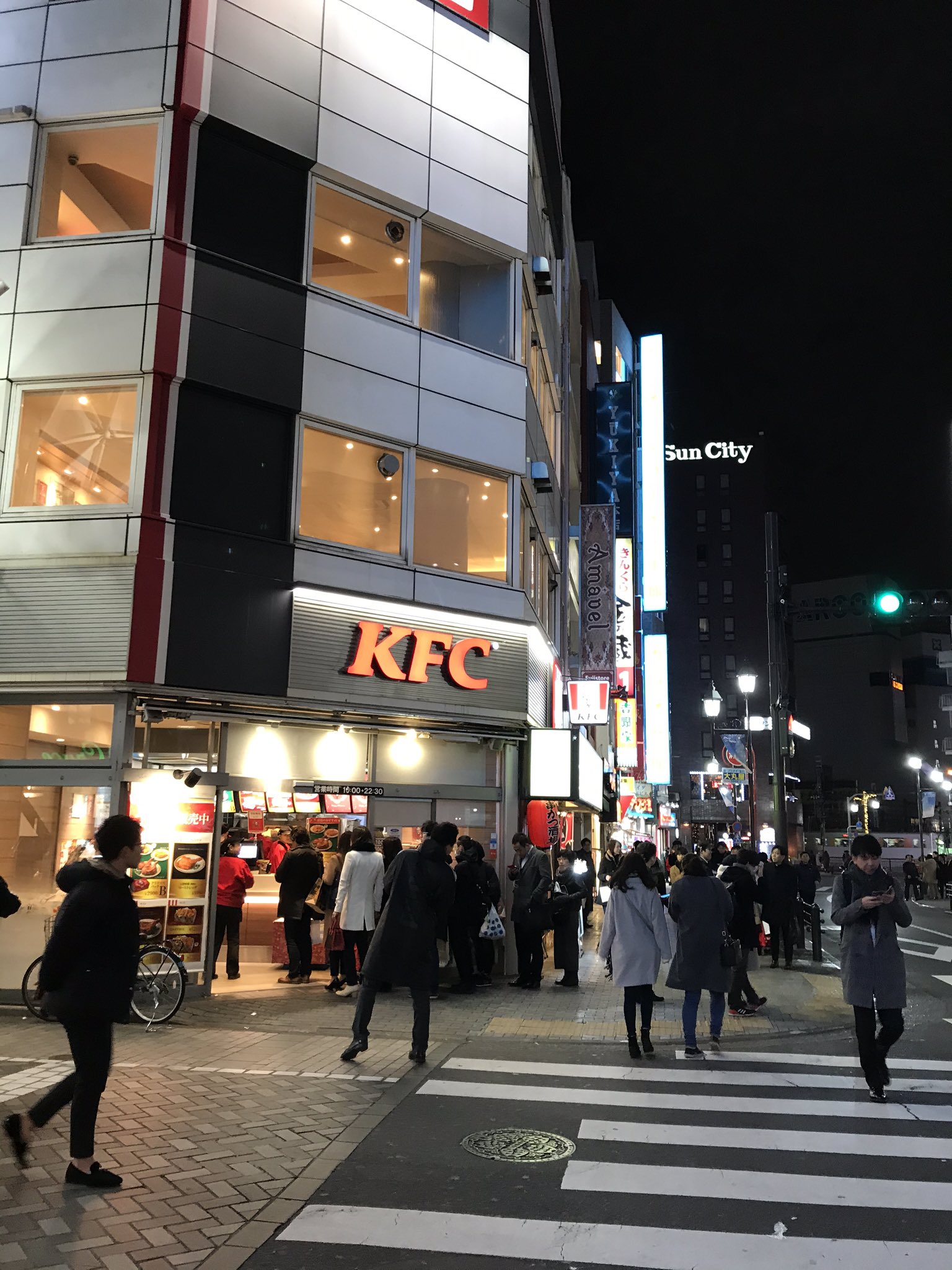 漫画家一星 イッセイ 池袋のケンタッキーでは夜9時を回ったにもかかわらず行列が Kfc でツイッター検索するとクリスマスにチキンなんてと揶揄するツイートを見かけるが 待っている人たちは楽しんでいる感じがする この特別な日に待つからこその楽しさ