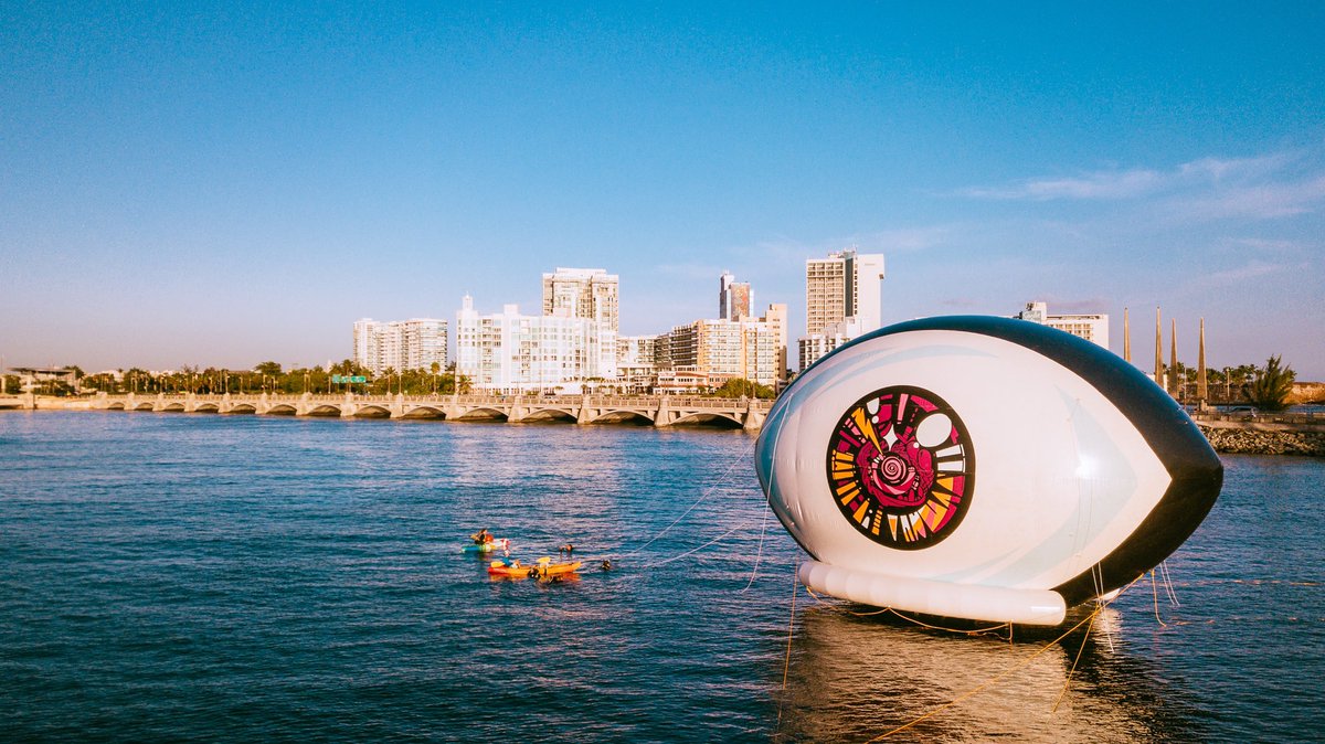 Moluskein's tweet image. Anoche mientras dormíamos un grupo de personas trabajaban en la laguna del condado ¿ para q ? Para sorpresa de TODOS era q @sanbenito como parte del primer aniversario de su disco #X100Pre mando a hacer este inflable GIGANTE donde estará hasta q los saquen de allí.