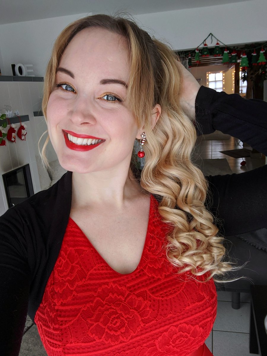 Kittycatcakes_'s tweet photo. Frohe Weihnachten euch allen! Mögen die Bauchschmerzen nach der Völlerei sich in Grenzen halten 😄✨
Wobei viele ja morgen erst Festessen haben 😊
Genießt die Zeit mit der Familie oder einfach die Ruhe ohne sie 😁❤️
#fancySelfie #LadyInRed https://t.co/0fCN2hTE4q