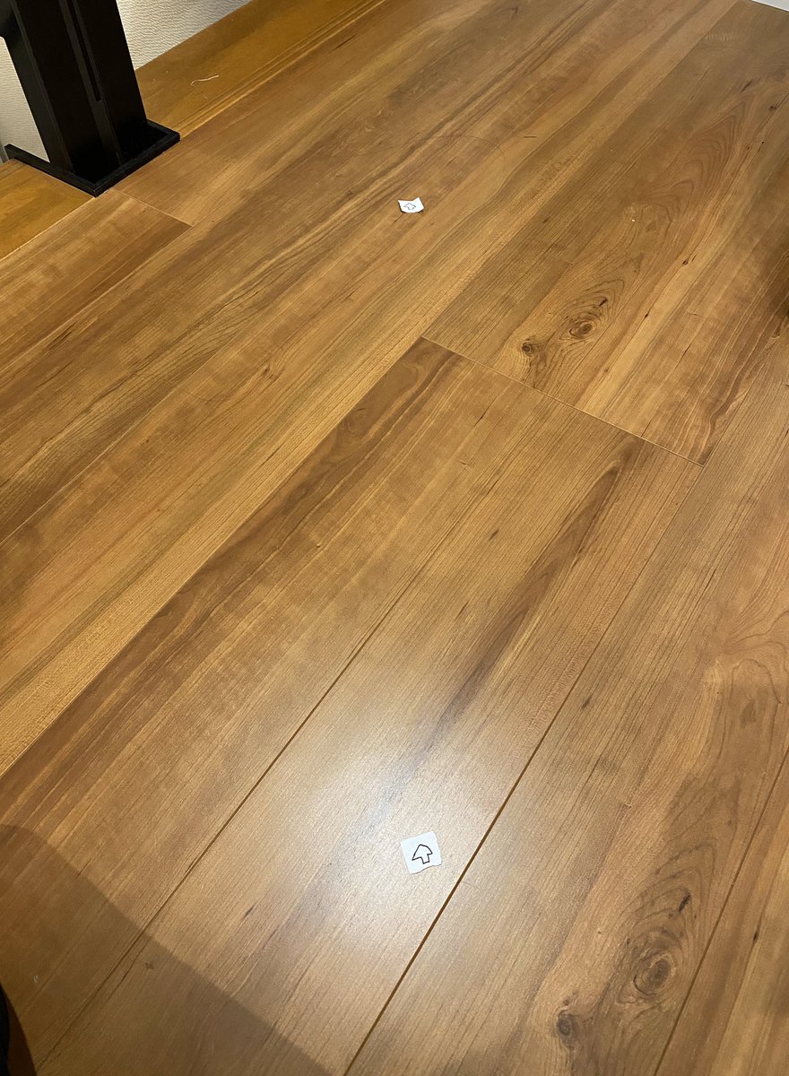 リビングに行ったら変な紙が点々と落ちてた。

よく見たら矢印が…。
テーブルの上にはサンタさんへの手紙。

子供部屋へ誘導する矢印だった。 