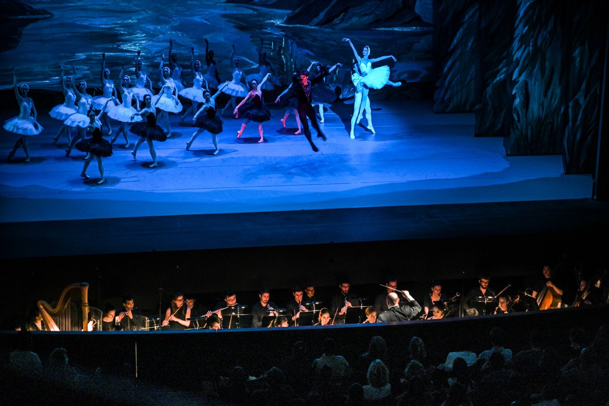 HanckJulien's tweet photo. Retour en images sur ce premier grand baptême du feu de notre @Orch_Hexagone dans la fosse du @TCEOPERA ! 
Une avant-première riche en émotions ! 
#LacdesCygnes2019 @Val_Prod https://t.co/XilQpSw339