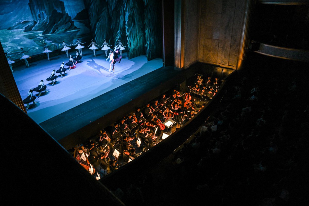 HanckJulien's tweet photo. Retour en images sur ce premier grand baptême du feu de notre @Orch_Hexagone dans la fosse du @TCEOPERA ! 
Une avant-première riche en émotions ! 
#LacdesCygnes2019 @Val_Prod https://t.co/XilQpSw339