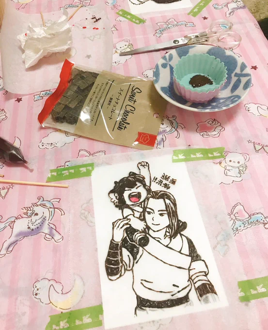 チョコで絵を描くのに数時間かけて眼精疲労になるわ腰が痛くなるわ大変だったけど想像以上に可愛いケーキになったし何より楽しかったので是非オタク達は気軽に推しケーキ作ってお祝いしよ?あと全人類は羅小黒戦記を見てください 