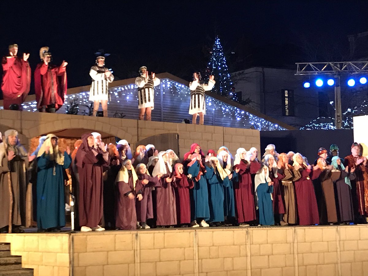 GBOURDOULEIX's tweet photo. Je vous souhaite à tous un joyeux Noël. Profitez pleinement de ceux qui vous sont chers et ayons également ensemble une pensée particulière pour les personnes isolées en cette période de fêtes. Joyeux Noël ! #Cholet #Noel https://t.co/e9NRUDb04A