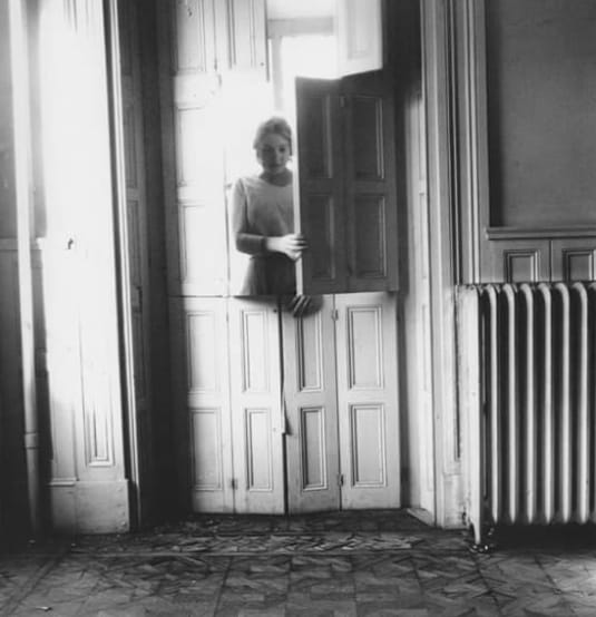 literlandweb1's tweet image. "Tengo mi propia versión del optimismo. Si no puedo cruzar una puerta, cruzaré otra o haré otra puerta. Algo maravilloso vendrá, no importa lo oscuro que esté el presente".
Rabindranath Tagore
📷Francesca Woodman