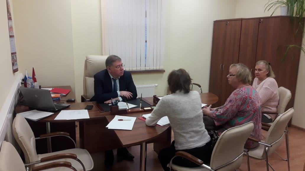 Сегодня  встречался с москвичами в приемной Московской городской Думы. Обсуждали вопросы разные - от жилищных до установления памятника Василию Ивановичу Прохорову, основателю «Трехгорной мануфактуры».
#МГД #прием