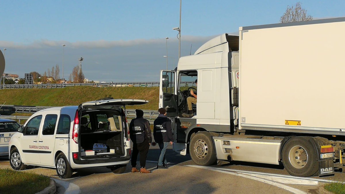PicenoTime's tweet photo. Guardia Costiera San Benedetto, maxi sequestro di prodotto ittico di provenienza illecita https://t.co/7FUOeoMX0P @cpsbtronto @guardiacostiera @cittasbt https://t.co/nWpRRn7Ed4