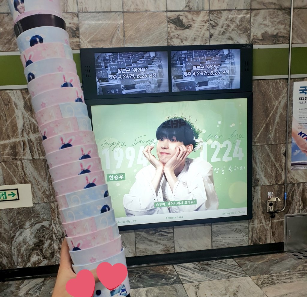 1E4Moon's tweet photo. ❤학동 웨이크업커피 RT이벤트 후기❤

알티할때만 해도..설마 진짜 당첨될 줄 몰랐어요.. 그런데 당첨이라니ㅠㅠ 심지어 A1 당첨이라니ㅠㅠ 5시 되기 좀 전에 가서 받아왔어요💕 왕큰 승우 포스터가 제 품에😍 그리고 컵홀더도, 사진특전도 왕창 챙겨주셨어요 넘 감사합니다아😍💕

@hsw_hbd https://t.co/6yGGtOgXog