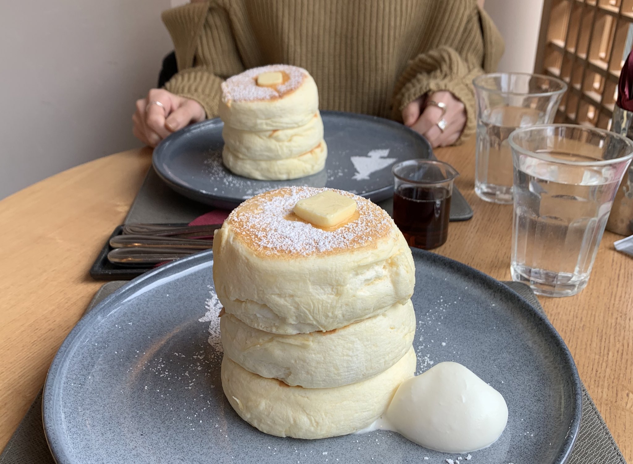 りょうくんグルメ まじでこの世の全てのパンケーキ好きに教えてあげたいんだが明治神宮前 の ミカサデコ には全ての人間を虜にする禁断のリコッタパンケーキがある これがふわぷるで超絶美味いからぜひ全国のパンケーキ好き パンケーキを愛する者たち