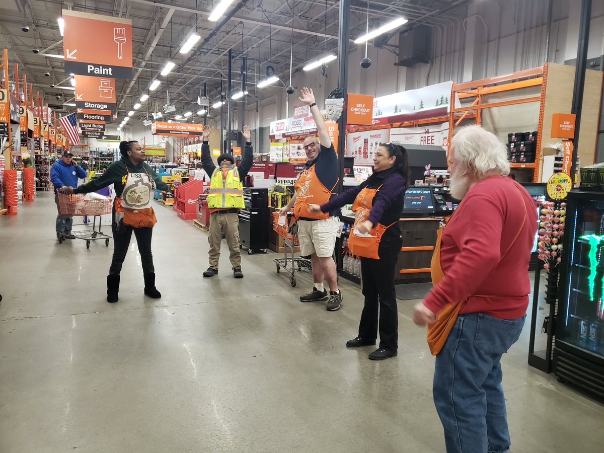 valle_kelsy's tweet photo. #NYM30daysstretchandflexchallenge , @SasekMike ,@PettitStew ,@Tfmamadukes !! @johnminor11 ,, working out!! Ready for the aisles and customers https://t.co/INchTJFnHq