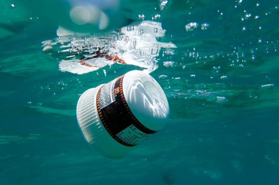 TheCleaningQ's tweet photo. Did you now that about 1 million plastic drink bottles are sold around the world every minute?

#TheCleaningQuest #cleanerbeach https://t.co/XxI3c0ZESB