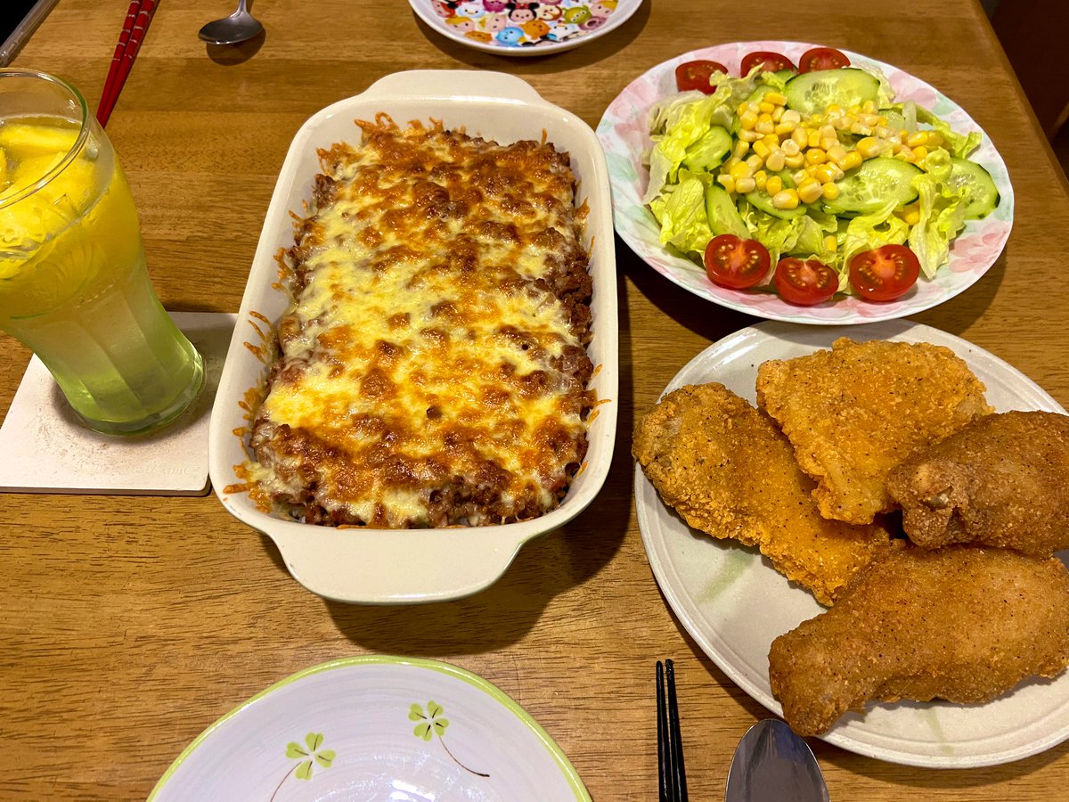 透析男子ごはん 晩ごはんは ミートソースドリア フライドチキン サラダ パイン酎ハイ フライドチキンはローソンの チキンがあるとクリスマスっぽいかな お腹いっぱいなのでケーキは夜のコーヒータイムにいただきます 晩ごはん ミートソース