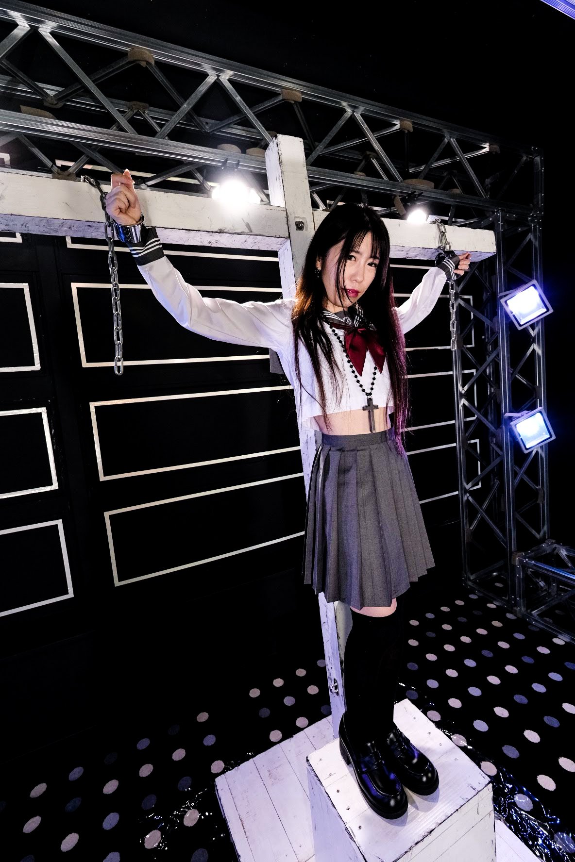 磔撮影カメラマンぴら斗(ふぁぼ垢) on X: 生贄美少女⑤ またしてもこのステージ上に新たな生贄の磔美少女がオブジェのように飾られた瞬間である。  枷を嵌められ揃えた両脚には鎖が何重にも巻かれた哀れで美しい女囚。 ＃磔 ＃十字架 ＃ヒロインピンチ ＃官能小説風 ...
