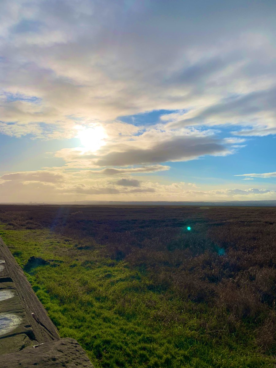 drewpovey's tweet photo. Merry Christmas Eve, Twitter! 🎄🎅🎁 All the way from glorious Parkgate. Enjoy the excitement of the day before! 
#ChristmasEve #TheBigBuildUp 
#EnjoyTheMoment https://t.co/zn3Fh0g2dH