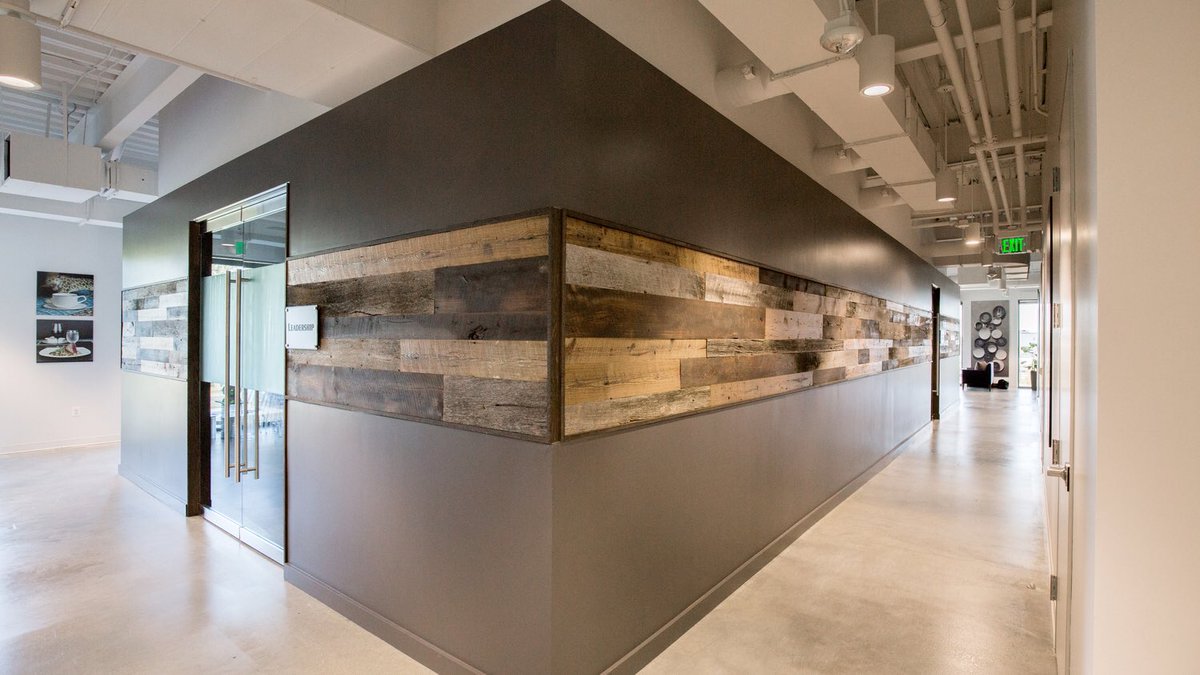 dbiarchitects's tweet image. #Texture plays a huge role in creating engaging #dynamicspaces. #DBI uses #reclaimedwood, #tile & glass, in contrast & interplay, to generate intriguing #workspace that increase #productivity and #employeeretention. #workplace #workplacedesign #ArchitcturalDesign #InteriorDesign