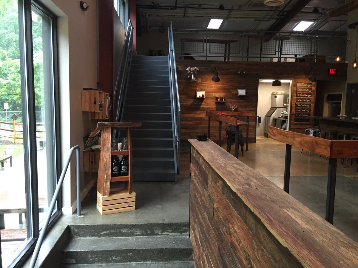 dbiarchitects's tweet image. #Texture plays a huge role in creating engaging #dynamicspaces. #DBI uses #reclaimedwood, #tile & glass, in contrast & interplay, to generate intriguing #workspace that increase #productivity and #employeeretention. #workplace #workplacedesign #ArchitcturalDesign #InteriorDesign