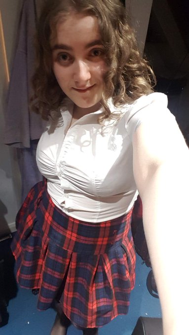 I need to study too! But distractions are so ~hard~ to resist https://t.co/nyAmC8w8m0