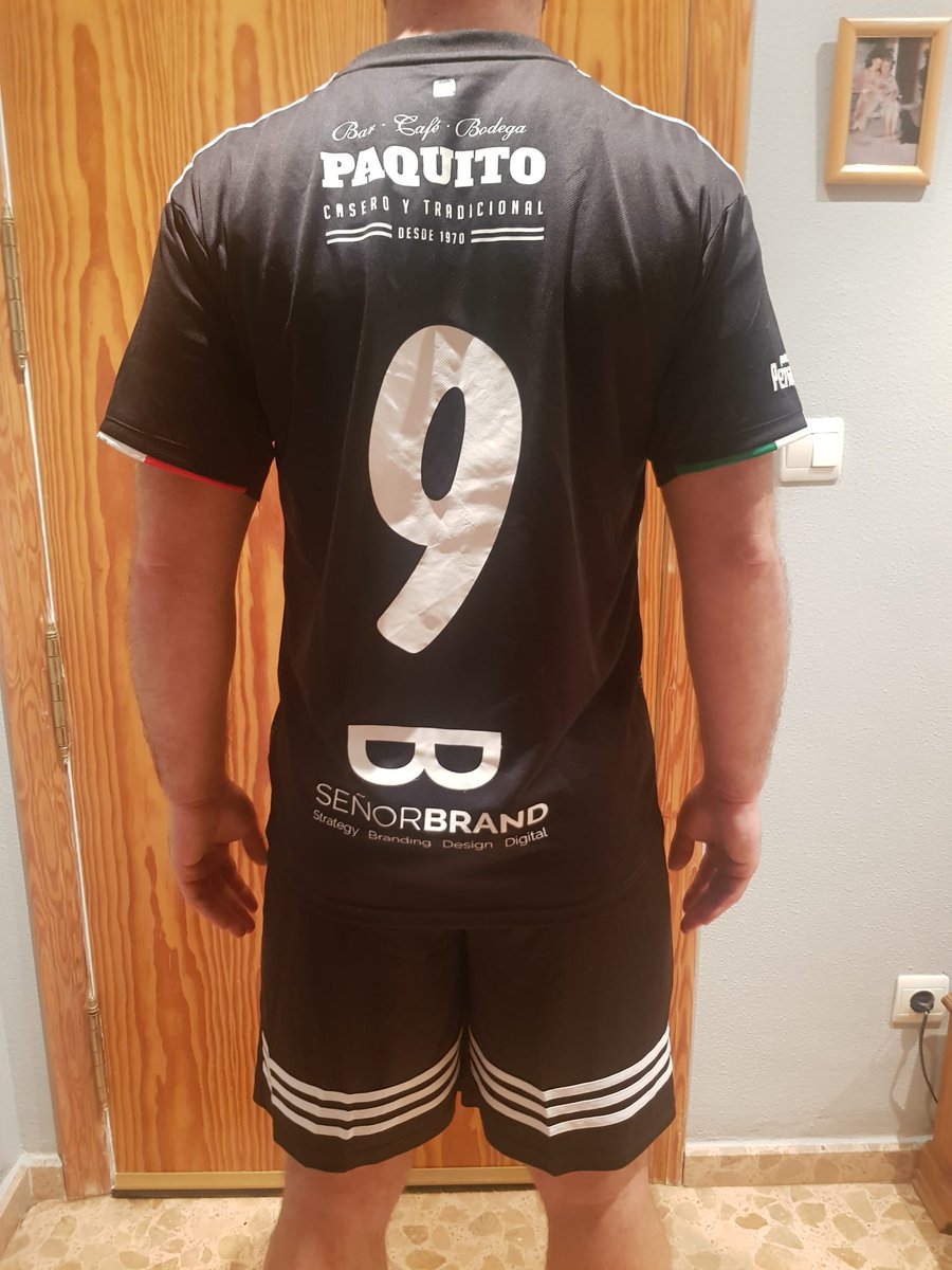 👕📸| Presentamos nuestra segunda equipación, nuestro capitán posa con ella con acento "MEXICANO". ¡Ándale, ándale! 🇲🇽
.
Con nuestros patrocinadores, <a href="/salvadorartesan/">Salvador Artesano</a>, #BarPaquito y <a href="/srbrand_/">Señor Brand</a> muy orgullosos de lucir estas marcas por los pabellones de Elche. ¡Vamos Artesano!