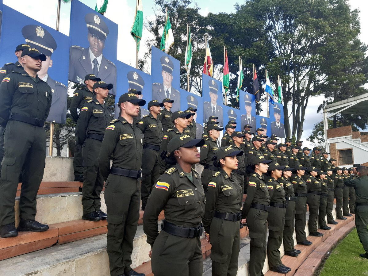 EscuelaDCadetes's tweet photo. Nunca serán suficientes los homenajes y los reconocimientos a quienes por siempre han de ser nuestro ejemplo e inspiración para servir a Colombia con honor. https://t.co/iKaqxSFB7a