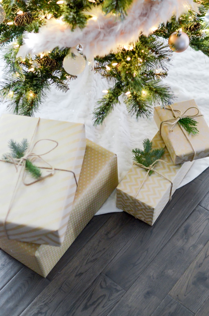 CRHomeDesign's tweet photo. We spy a few presents under the tree! 👀 🎄 
Thanks to our strong and durable wood flooring, we aren't worried about scratching and damaging - no matter what kind of presents Santa brings the kids this year! 😉 https://t.co/6ZjCamNg52