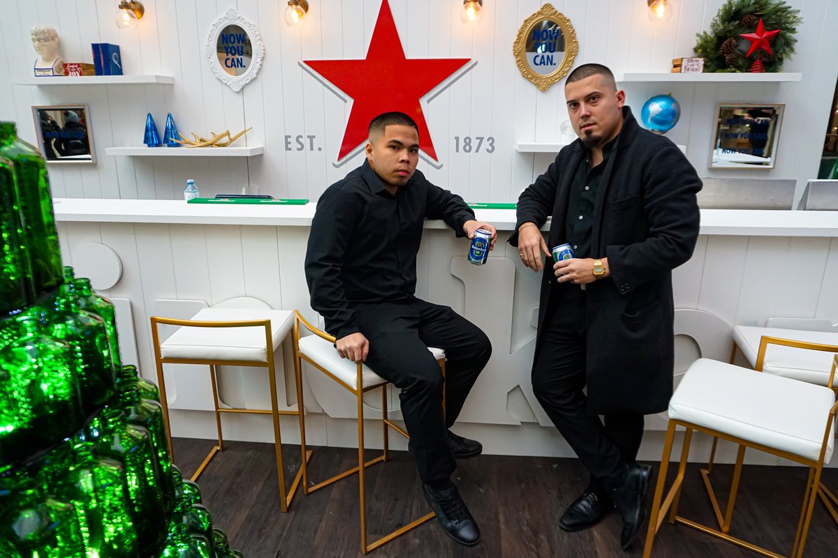 FadeRoomInc's tweet photo. Wishing you a magical and blissful holiday!
#NowYouCan #Heineken00 #faderoom #onlyclassicnoshit #torontobarbers #torontobarber #barbeirosdeportugal #barberia #barberΓa#thesix #beardoils #Heinekenca #Heineken https://t.co/Ral1NnhYEk