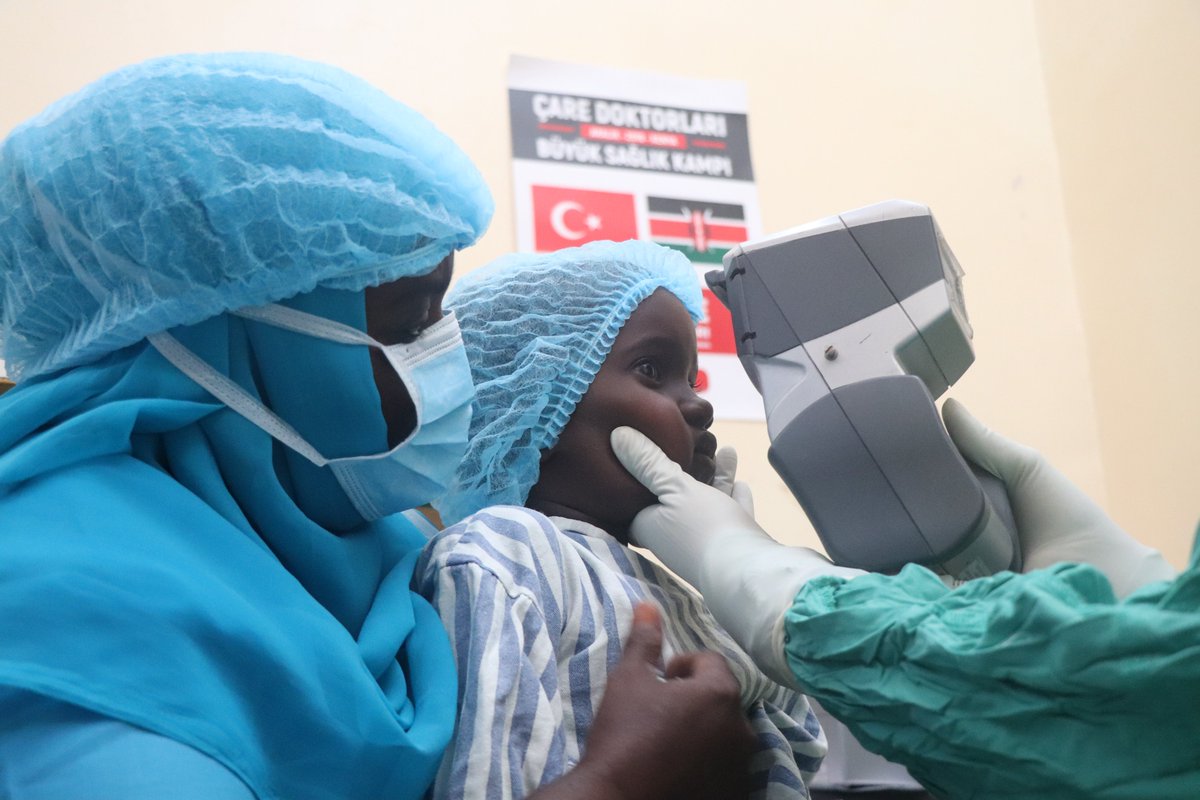 caredoktorlari's tweet photo. Çare Doktorları gönüllü sağlık ekibi Kenya'ya umut oldu!

"Geç Olmadan Çare Ol!" sloganıyla yola çıkan Çare Doktorları,  Afrika genelinde görme engellilere umut oluyor. https://t.co/tO1MRVfBzW