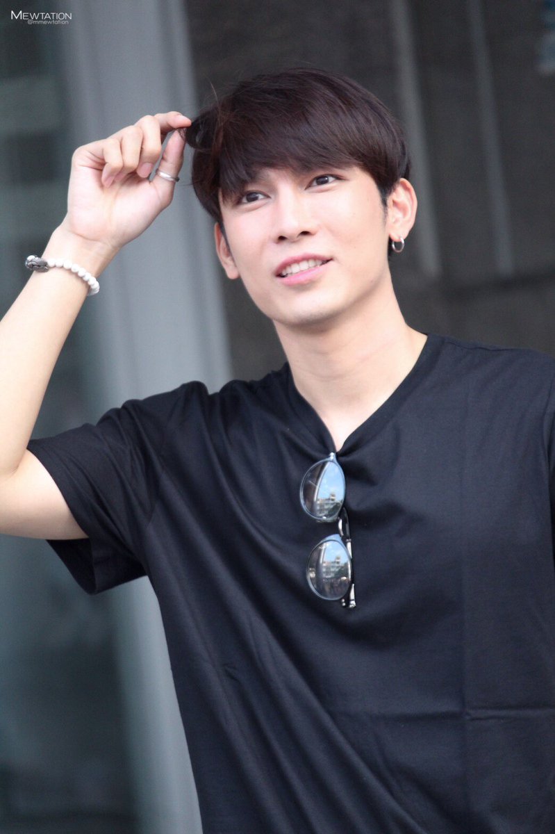 Mewsuppasitofc's tweet photo. หนูมองพี่ด้วยตา แต่ถ้าพี่หันมาหนูสัญญาหนูจะมองด้วยใจ 😝

#MewSuppasit 
#mewlions 
#มุขเสี่ยวเกี้ยวเด็กปอเอก https://t.co/ripk9n6qAz