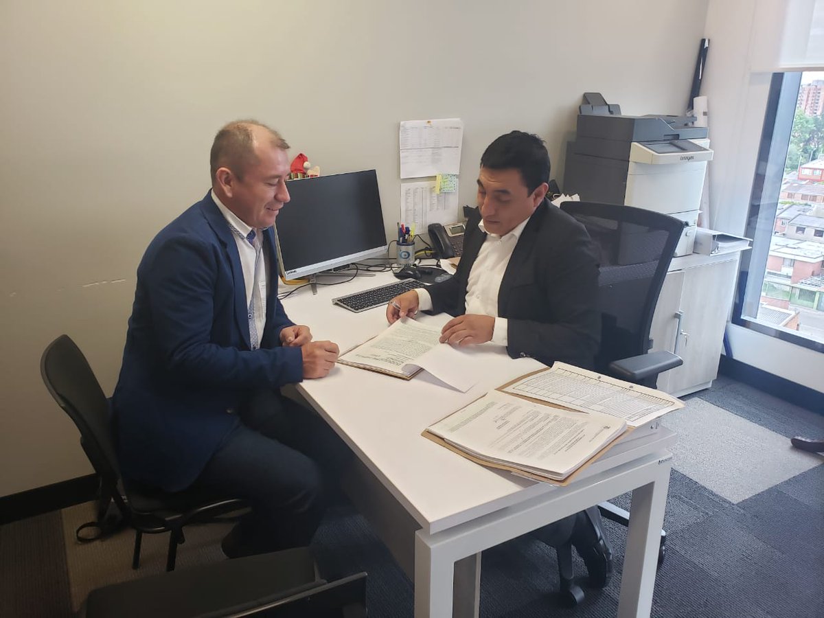 FAVIOVEGAPAZ's tweet photo. Bendito Dios, he firmado convenio con Invias para mantenimiento y construcción de 2 tramos de placa huellas para la vía la mesa de @AlcaldiaPZA, bajo el programa  "Colombia Rural" gracias a @InviasOficial, @Rep_Cristancho, @AmandaRocioGon1... #Obrasdelcaminocorrecto
FELIZNAVIDAD https://t.co/8aALjI1uFL