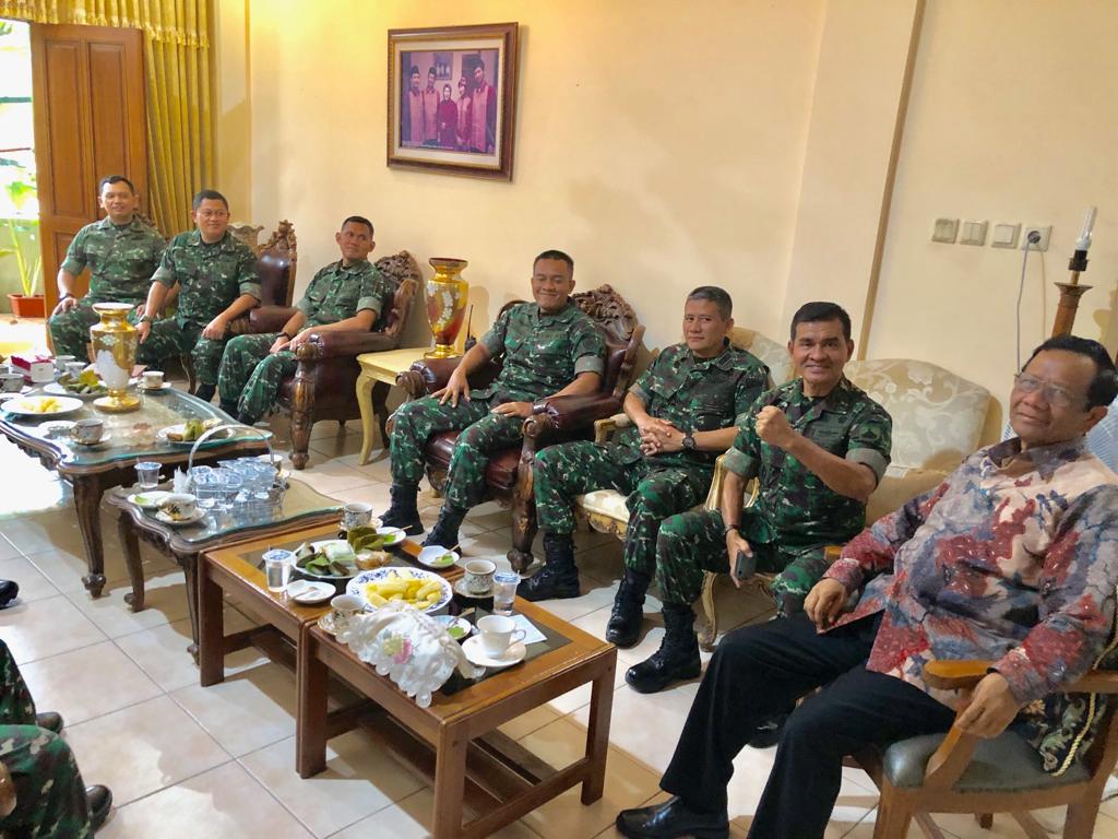 mohmahfudmd's tweet photo. Sore hari selasa, 24 Desember 2019, bertempat di rumah saya di Yogya, bersilaturrahim dgn jajaran pimpinan Korem Yogya dibawah pimpinan Brigjen Zamroni. Situasi hankam di DIY bagus, alhamdulillah. https://t.co/kGiwZ4F7aQ