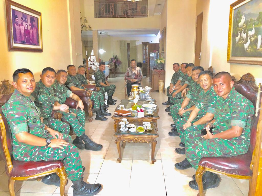 mohmahfudmd's tweet photo. Sore hari selasa, 24 Desember 2019, bertempat di rumah saya di Yogya, bersilaturrahim dgn jajaran pimpinan Korem Yogya dibawah pimpinan Brigjen Zamroni. Situasi hankam di DIY bagus, alhamdulillah. https://t.co/kGiwZ4F7aQ